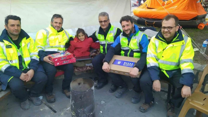 Depremzede Melek'in isteği bilgisayar teslim edildi