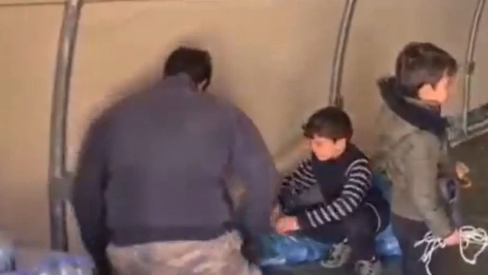 Depremzede minikler çadır kuran asker abilerine yardım etti