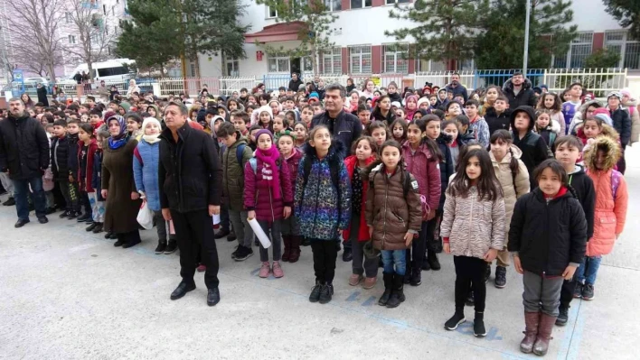 Depremzede öğrenciler yeni sıra arkadaşları ile ders başı yaptı