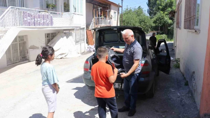 Depremzede öğrencilere okul çantası hediyesi