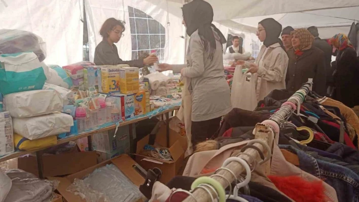 Depremzedeler bu çadırda her türlü ihtiyaçlarını karşılama imkanı buluyor