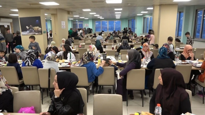 Depremzedeler evlerinden ve memleketlerden uzak ilk iftarlarını açtı