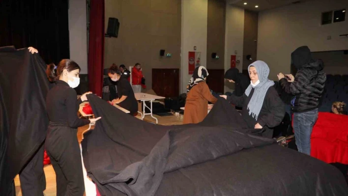 Depremzedeler için 24 saatlik atkı, bere ve battaniye mesaisi
