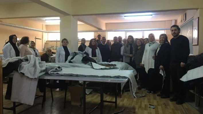 Depremzedeler için eksi 20 dereceye kadar dayanıklı uyku tulumu üretiyorlar