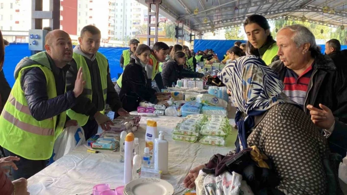 Depremzedeler için gençler ilk andan beri görevde