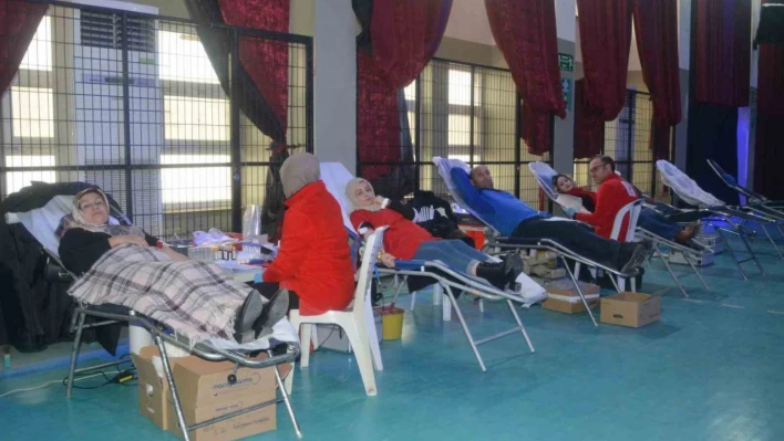 Depremzedeler için kan bağışında bulundular