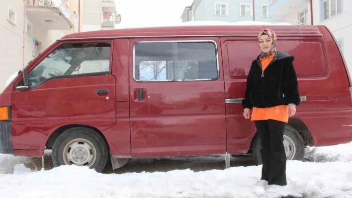 Depremzedeler için minibüsünü satılığa çıkardı
