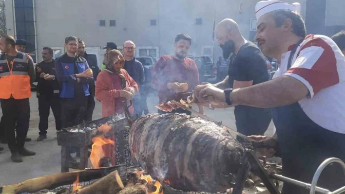 Depremzedelere cağ kebabı ikramı