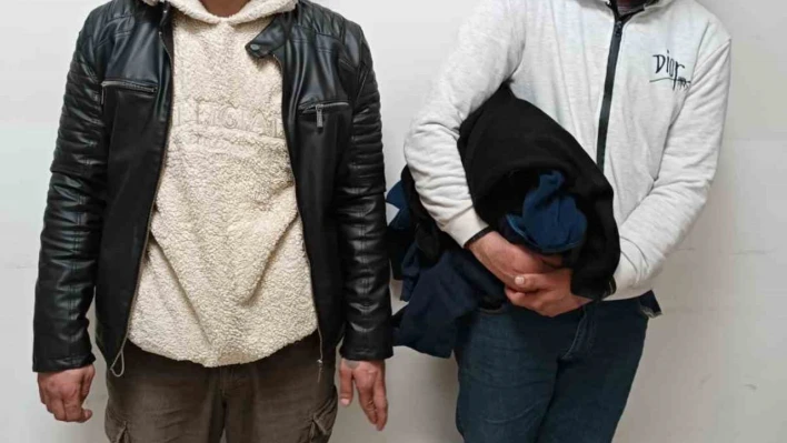 Depremzedelere gönderilecek kıyafetleri çalarken suçüstü yakalandılar