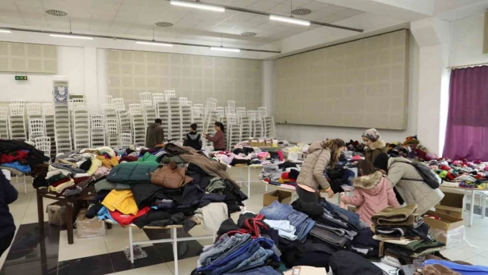 Depremzedelere özel sosyal market hizmet veriyor