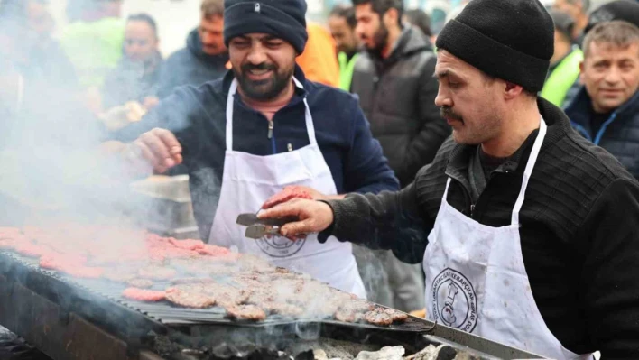 Depremzedelere Sivas köftesi ikram ettiler