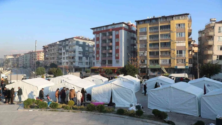 Depremzedelerin temel ihtiyaçlarını karşılıyorlar
