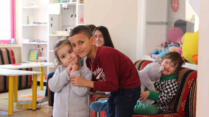 Depremzedelerin yaralarını Eskişehir Öğretmen Evi'nde sarıyor
