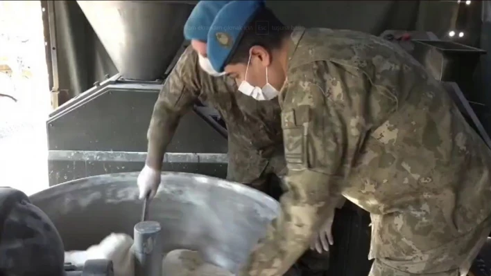Depremzedenin ekmeği Mehmetçikten