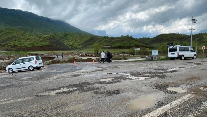 Derecik'te sağanak yağış köprüleri yıktı, köy yolları ulaşıma kapandı