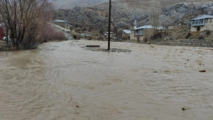 Derelerden taşan sel suları köy yollarını ulaşıma kapattı