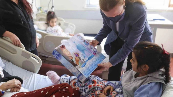 DEÜ Rektörü Hotar'dan depremzedelere moral ziyareti
