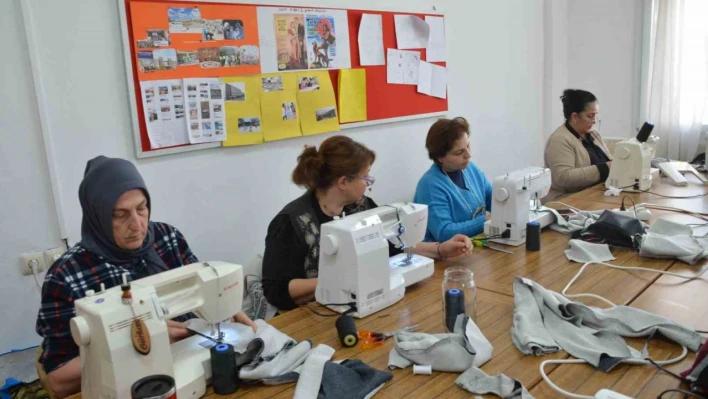 Didim'de misafir edilen depremzede çocuklara eşofman desteği