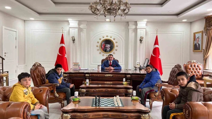 Digorlu öğrenciler anlamlı bağış: 'Empati yaptık, bizim bölge de böyle olabilirdi'