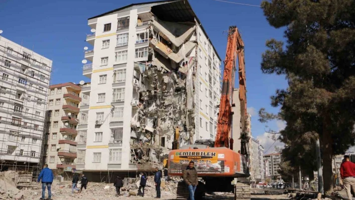 Diyarbakır'da ağır hasarlı binanın yıkımına başlandı