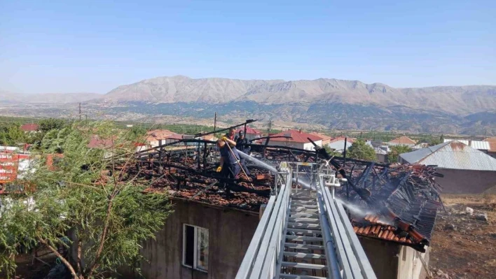 Doğanşehir'de çatı yangını