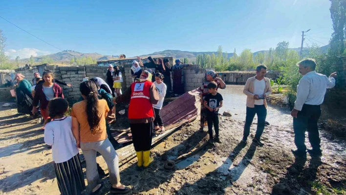 Doğubayazıt'ta sel felaketi: Türkiye-İran kara yolu ulaşıma açıldı