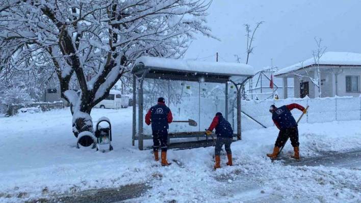 Düzce'de karla mücadele çalışmaları sürüyor