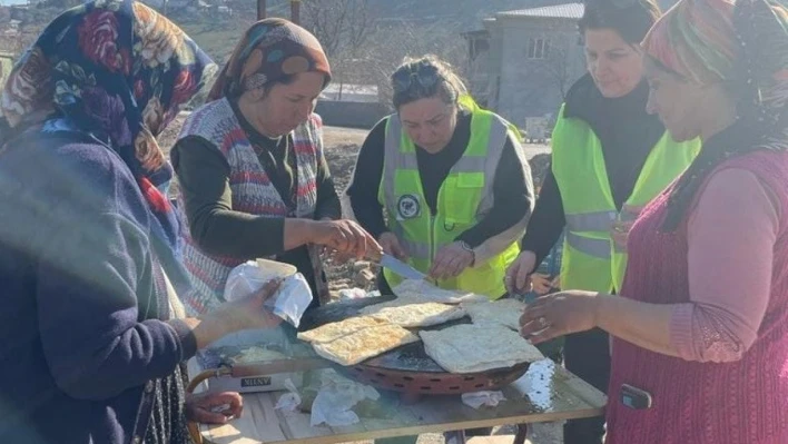 Düzceli kadınlar deprem bölgesinde gözleme yaptı