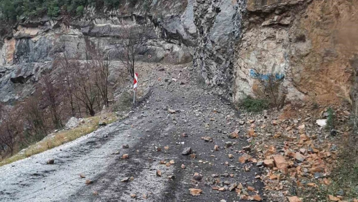 Düziçi'nde deprem sonrası kapanan köy yolları açıldı