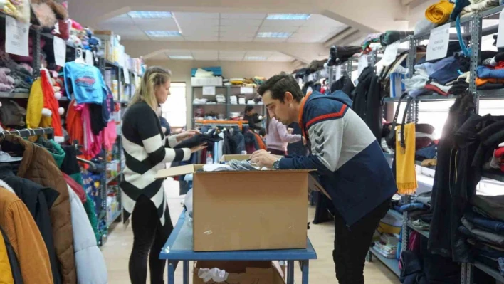 Edirne'ye gelen depremzedeler ihtiyaçlarını ücretsiz marketten karşılıyor