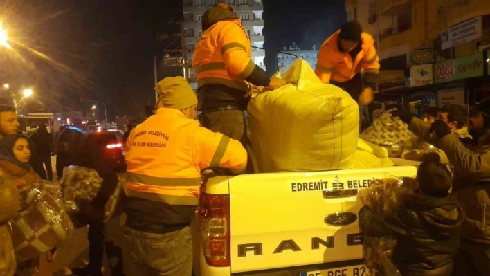 Edremit Belediyesi ekipleri deprem bölgesine ulaştı