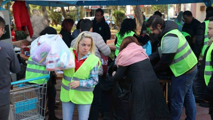 Efeler'in yardım kampanyası yoğun katılımla devam ediyor