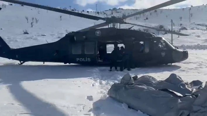 EGM deprem bölgesindeki köylere erzak ve çadır sevkiyatlarını aralıksız sürdürüyor