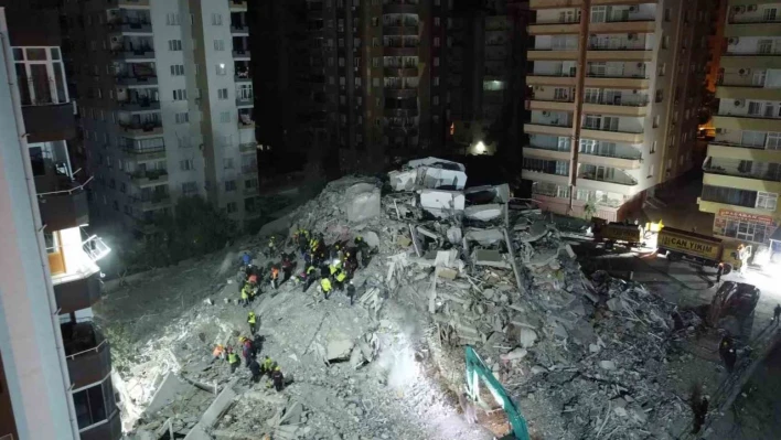 Ekim Apartmanı'nda kurtarma çalışması başlatıldı
