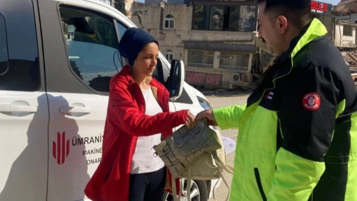 Ekiplerin enkazda bulduğu çantanın sahibine sosyal medyadan ulaşıldı