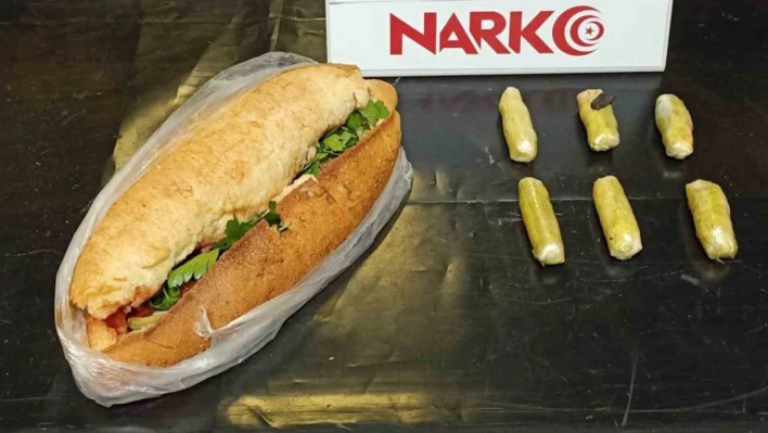 Ekmeğin arasına gizledikleri uyuşturucuyla yakalandılar