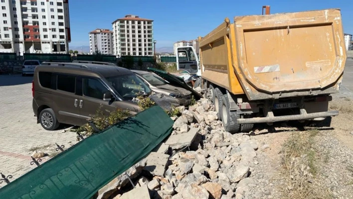 El frenini çekmeyi unuttuğu kamyonu park halindeki araçların arasına daldı