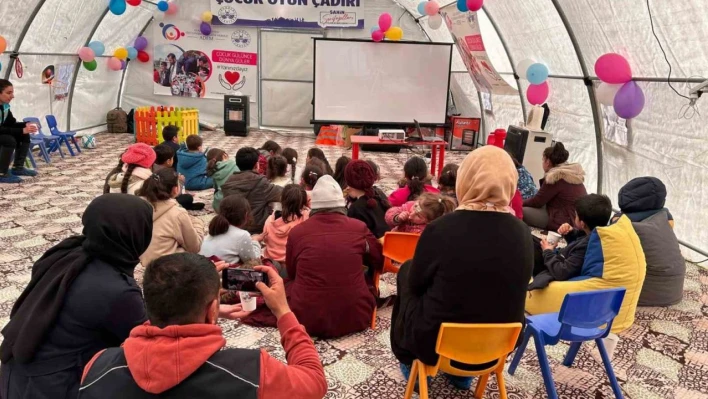 Elazığ Belediyesi kurduğu çocuk oyun çadırında depremin izlerini silmeye çalışıyor