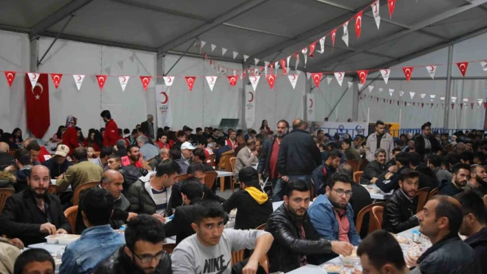 Elazığ Belediyesi'nden bin kişilik iftar sofrası