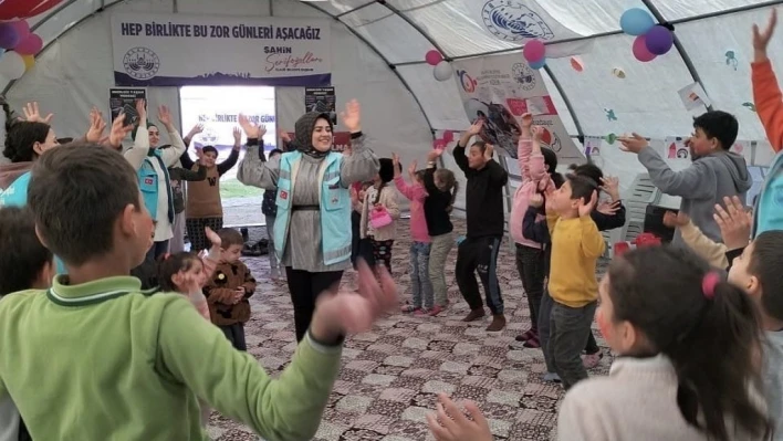 Elazığ Belediyesinin kurduğu oyun çadırı, depremzede çocukların neşe kaynağı oldu