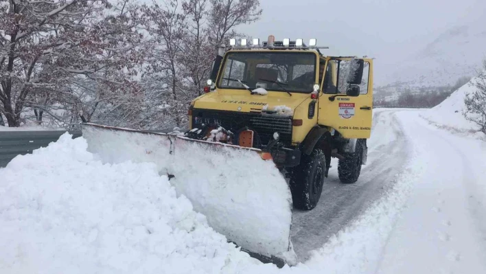 Elazığ'da  kapalı 3 köy yolunda çalışmalar sürüyor