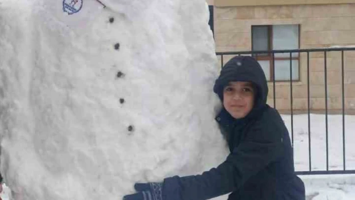 Elazığ'da  kardan adamlar yerlerini aldı