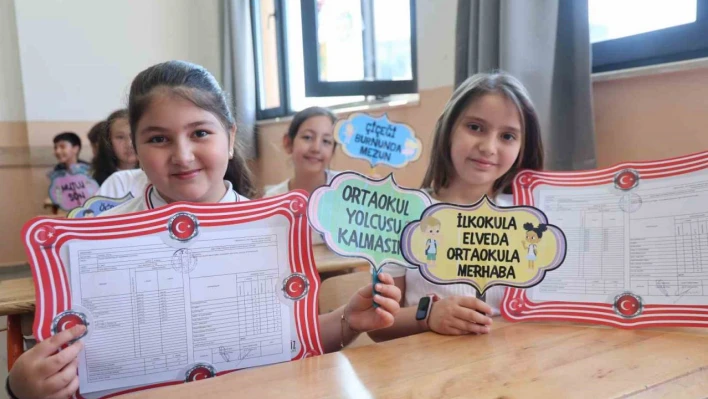 Elazığ'da 122 bin öğrenci karne heyecanı yaşadı