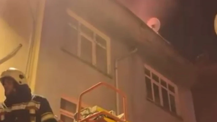 Elazığ'da 4 katlı apartmanda yangın paniği