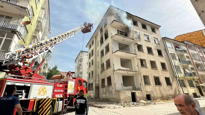 Elazığ'da ağır hasarlı binada yangın