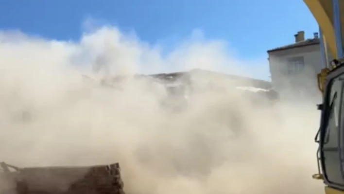 Elazığ'da ağır hasarlı yapıların yıkımları sürüyor