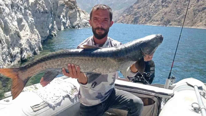 Elazığ'da amatör balıkçı, 11 kiloluk dev şabut yakaladı