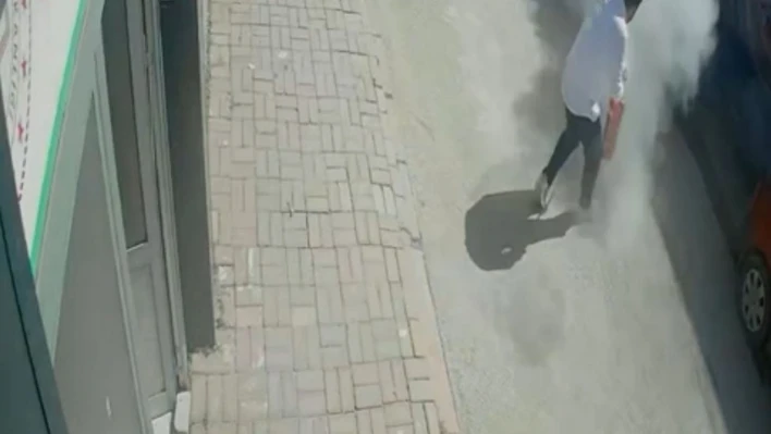 Elazığ'da araç yangını güvenlik kameralarına yansıdı