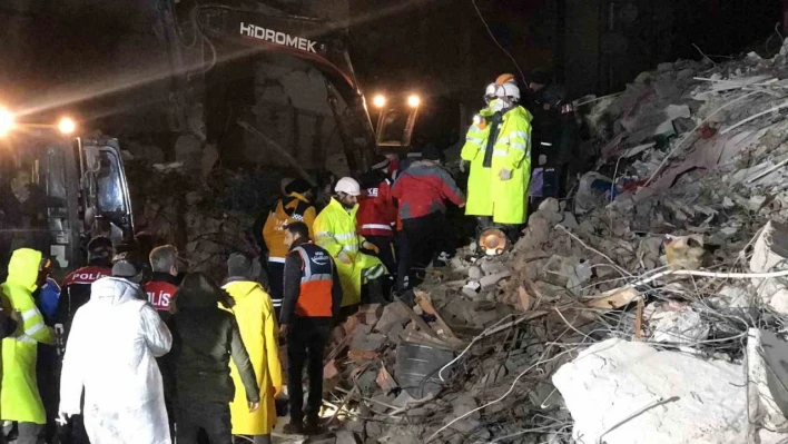 Elazığ'da arama çalışmaları tamamlandı, son kişinin de cansız bedenine ulaşıldı