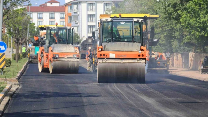 Elazığ'da asfalt yenileme çalışmaları sürüyor